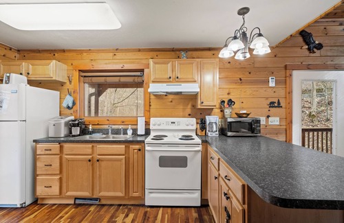 Stanton Cabin | Hot Tub, WiFi, No Pet Fee - Beary Cozy - Romantic Cabin in Red River Gorge, Kentucky!