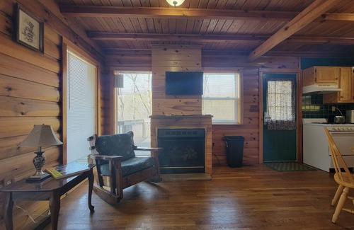 Stanton Cabin | Hot Tub, WiFi & Pool Table - Perfect Cabin Retreat - Mountain Rose - Getaway to Red River Gorge, KY!