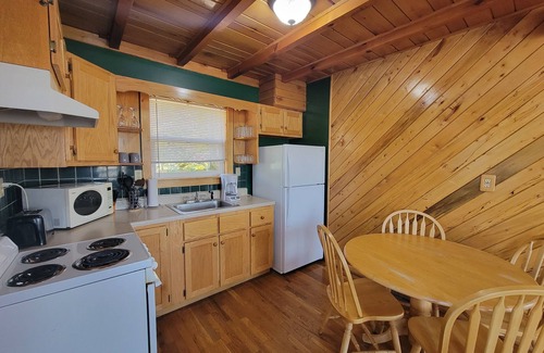 Stanton Cabin | Hot Tub, WiFi & Pool Table - Perfect Cabin Retreat - Mountain Rose - Getaway to Red River Gorge, KY!