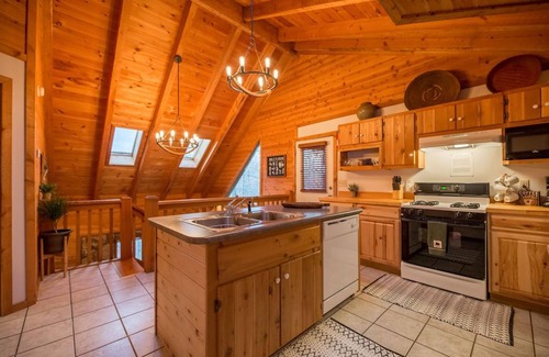 Blue Ridge Cabin | Hot Tub, Year Round Mountain Views, WiFi, Close to Downtown Blue Ridge!