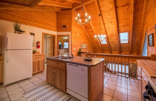 Blue Ridge Cabin | Hot Tub, Year Round Mountain Views, WiFi, Close to Downtown Blue Ridge!