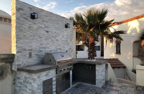 Benito Juarez House | Hot Tube and Build-In BBQ Grill One Block From The Beach at Las Conchas