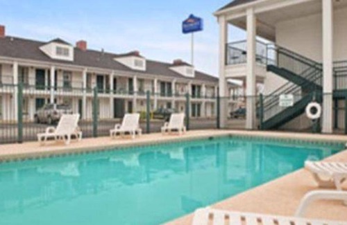 Roanoke Rapids Hotel | Hotel ∙ 5 guests