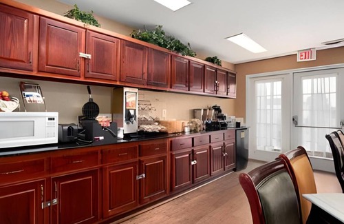 Roanoke Rapids Hotel | Hotel ∙ 5 guests