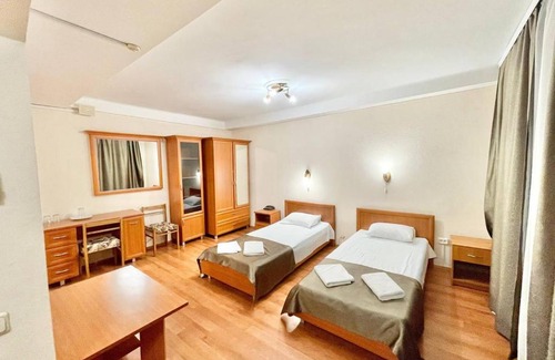 Holosiivskyj Hotel | Hotel 7F