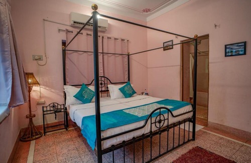 Lake Swaroop Sagar Hotel | Hotel Ambavgarh Palace