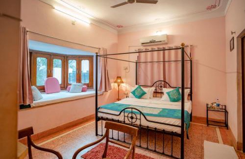 Lake Swaroop Sagar Hotel | Hotel Ambavgarh Palace