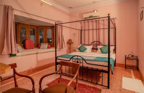 Lake Swaroop Sagar Hotel | Hotel Ambavgarh Palace