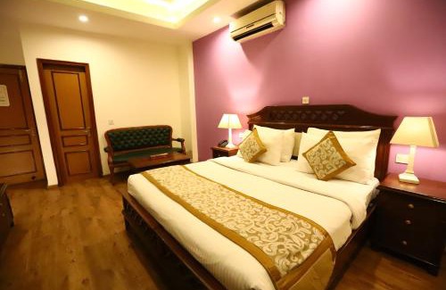 Safdarjung Enclave Hotel | Hotel Ambica Palace AIIMS New Delhi - Couple Friendly Local ID Accepted