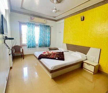 Nathdwara Hotel | Hotel Ashutosh I 300mtr from shreenathji temple I 966o9o1oo6