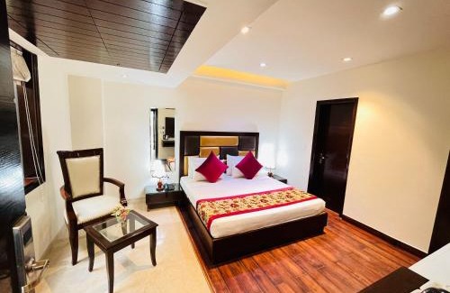 Anand Vihar Hotel | Hotel Aura IP Grand Karkardooma Metro Station New Delhi Couple friendly