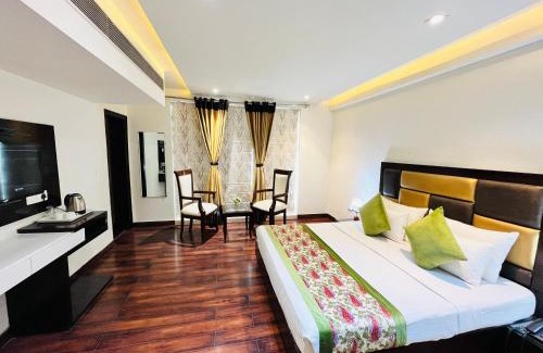 Anand Vihar Hotel | Hotel Aura IP Grand Karkardooma Metro Station New Delhi Couple friendly