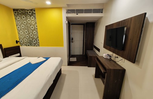 Malad West Hotel | Hotel Aura - Near Malad Link Road