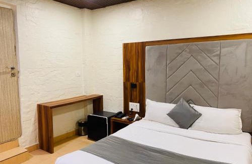 Versova Hotel | Hotel AVK-Near Kokilaben Hospital & Versova Beach- Rooms with Kitchen