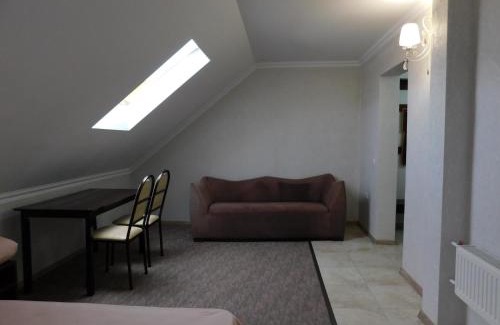 Moldova Hotel | Hotel & Banquet Hall SV Airport Parkway