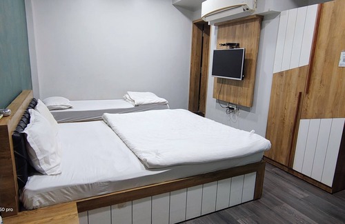 Halvad House | HOTEL CENTER POINT GUEST HOUSE