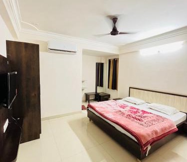 Nathdwara Hotel | Hotel Chandram - 450mtr I 10min walking from ShreeNath Ji temple Nathdwara 966o9o1oo6