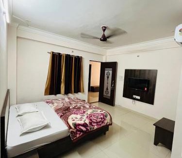 Nathdwara Hotel | Hotel Chandram - 450mtr I 10min walking from ShreeNath Ji temple Nathdwara 966o9o1oo6