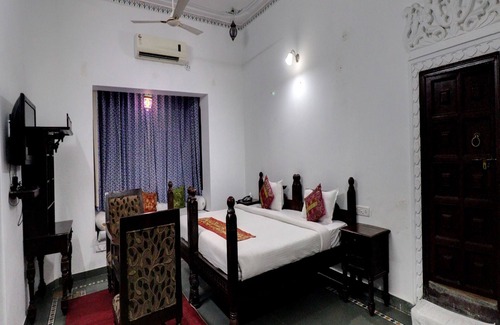 Lake Swaroop Sagar Hotel | Hotel Darbargarh, Udaipur