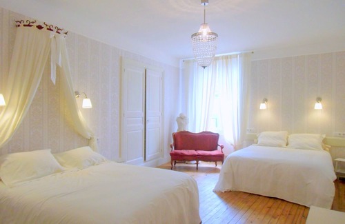 Egliseneuve-d'Entraigues Hotel | Hotel de la Providence