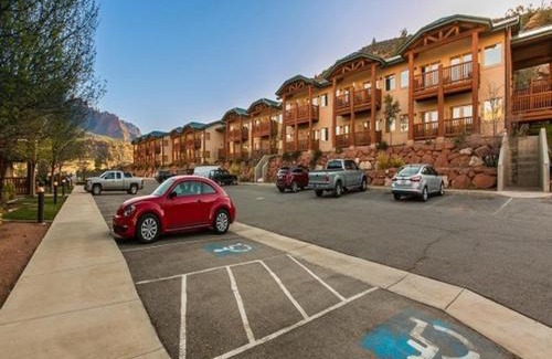 Zion National Park South Entrance Hotel | Hotel De Novo Springdale, Tapestry Collection by Hilton