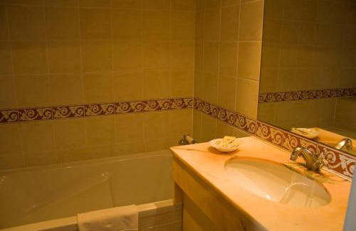 Hotel de Ville - Quinconces Hotel | Hotel des 4 Soeurs