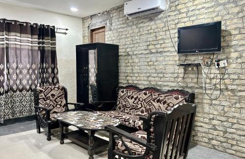 Badrinath Hotel | Hotel Dev Palace, Badrinath road, Tapovan- Rishikesh