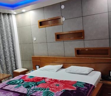 Renuka Hotel | Hotel Dhan Luxmi