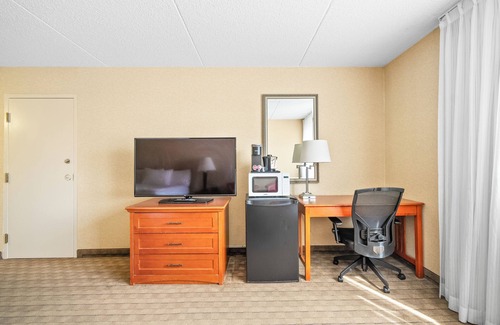 Southwest Calgary Hotel | Hotel Double Bed Suite w Parking, AC, Gym, Pool