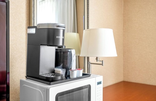 Southwest Calgary Hotel | Hotel Double Bed Suite w Parking, AC, Gym, Pool