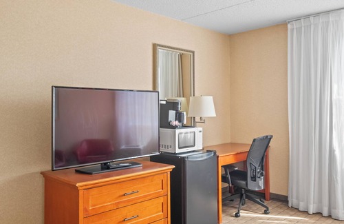 Southwest Calgary Hotel | Hotel Double Bed Suite w Parking, AC, Gym, Pool