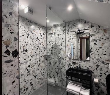 Tushemisht Hotel | Hotel Driloni