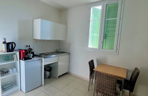 Riou - Petit Juas - Av de Grasse Hotel | Hotel Esperanto
