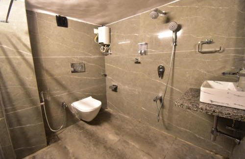 Khar Hotel | Hotel Evergreen