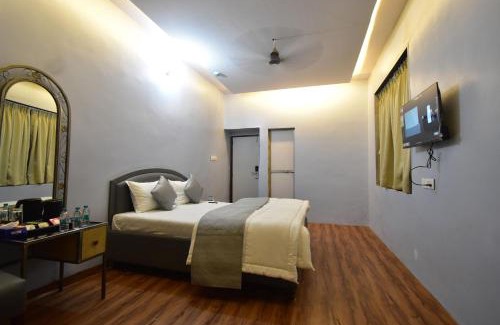 Khar Hotel | Hotel Evergreen