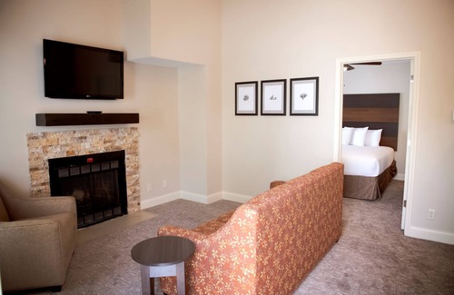 Lincoln Apartment | Hotel Family Loft Suite. 1K2Q Washer/Dryer. 10 min to downtown!