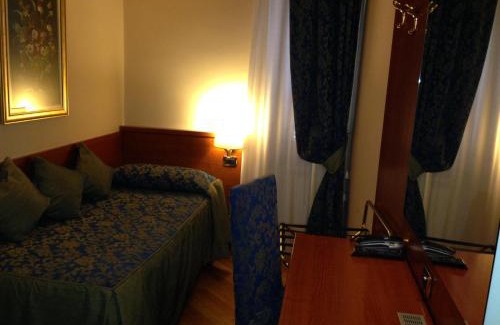 Rione XVIII Castro Pretorio Hotel | Hotel Fenicia