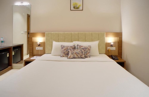 Mahmoorganj Hotel | HOTEL FOUR ELEMENT