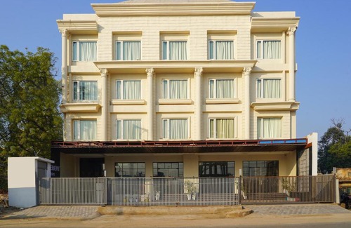 Mahmoorganj Hotel | HOTEL FOUR ELEMENT