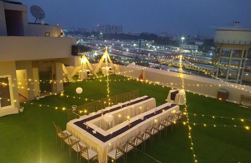 Mahmoorganj Hotel | HOTEL FOUR ELEMENT