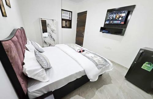 Sainik Farm Bed & Breakfast | Hotel Galaxy - IGNOU Road Saket