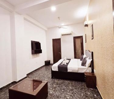 Sainik Farm Bed & Breakfast | Hotel Galaxy - IGNOU Road Saket