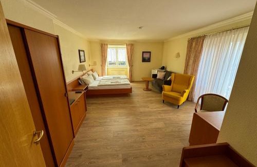 Koelpinsee Hotel | Hotel garni SEESCHLÖSSCHEN