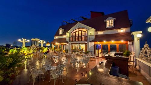 Wellington Pier Hotel | Hotel Godwin - Colaba