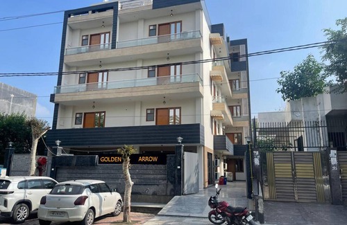 Sector 70 Hotel | Hotel Golden Arrow