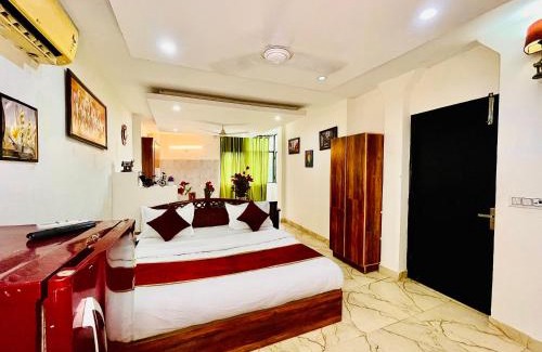 Hauz Khas Village Hotel | Hotel Hauz Khas Inn Near Hauz Khas Fort and Deer Park