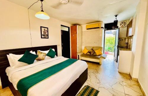 Hauz Khas Village Hotel | Hotel Hauz Khas Inn Near Hauz Khas Fort and Deer Park