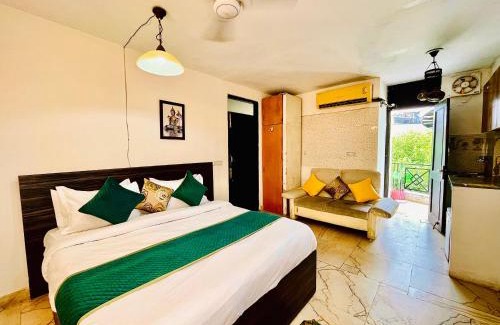 Hauz Khas Village Hotel | Hotel Hauz Khas Inn Near Hauz Khas Fort and Deer Park