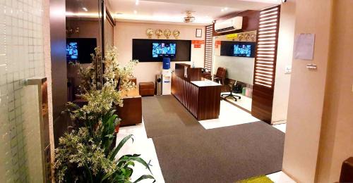 Kurla West Hotel | Hotel Heritage - Near Trade Center, Visa Consulate BKC