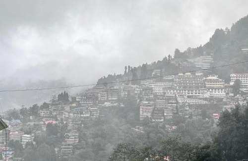 Darjeeling Hotel | HOTEL HI-DE STAY ! DARJEELING hotel-with-mountain-view Spacious-Room-with-wi-fi-and-Parking-availability - 2